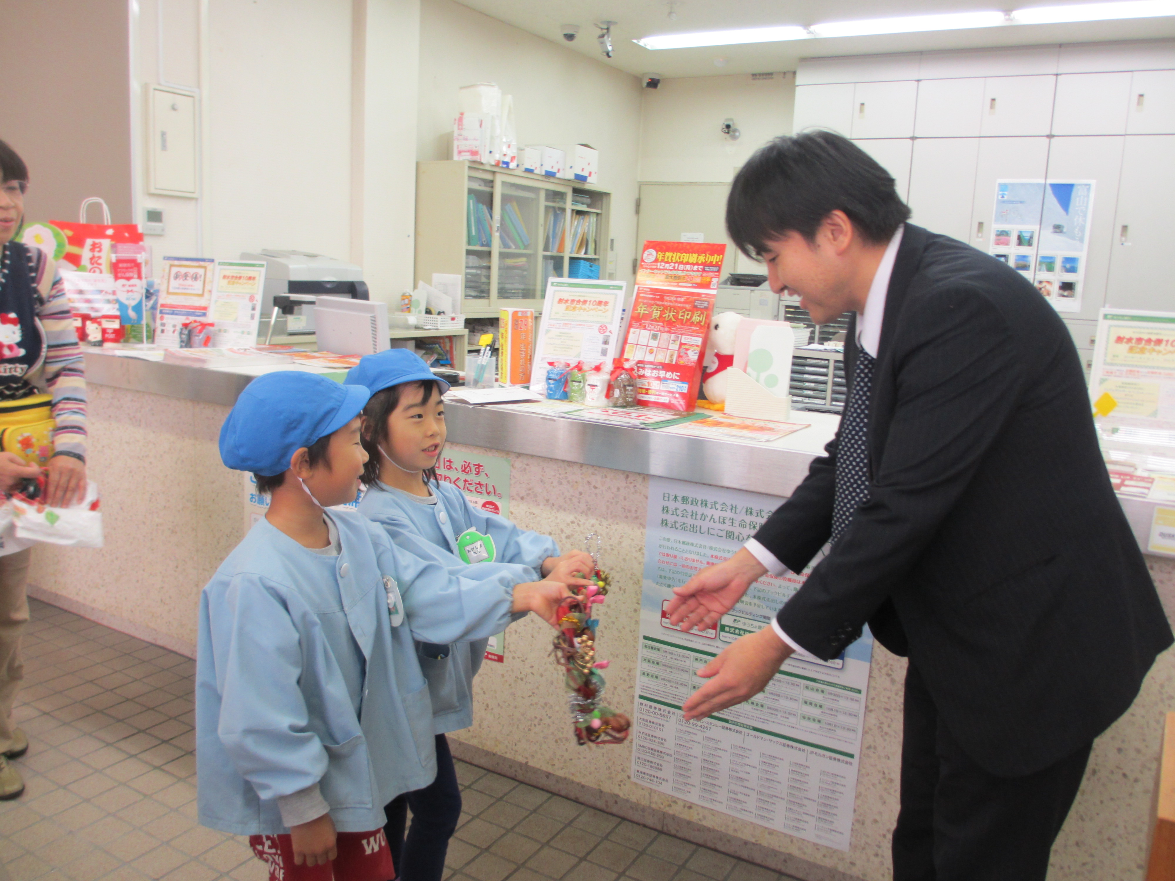 郵便局さん、球根のお礼のリースをどうぞ