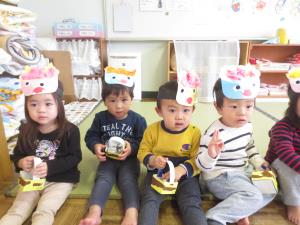 お面を被っている様子