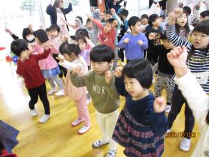 踊っている様子