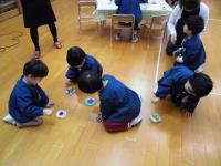 3歳児が手作りゴマで遊ぶ