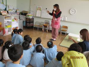 新しい先生の特技を見る子どもたち