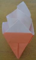折り紙で作ったソフトクリームの写真