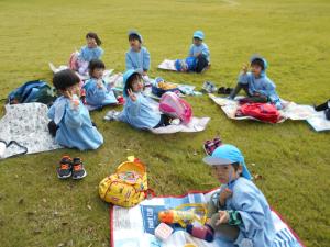 仲良くお弁当を食べる子どもたち