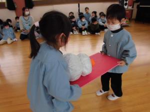 鏡餅運びをする子どもの様子