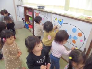 牛さんペタペタゲームをする子どもたち