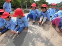 フワフワドームで遊ぶ3歳児