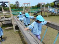 吊り橋遊具で遊ぶ4歳児