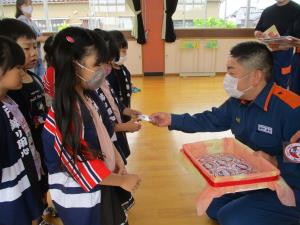 幼年消防クラブの集いバッチ授与写真