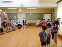 大江地区振興会の前で踊る5歳児