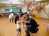 大江地区振興会の方にレイを渡す5歳児