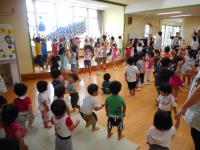 「笑顔で行こう」の踊りを踊る子ども達