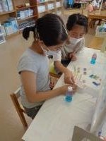 子どもが２色の瓶を作っている様子１