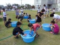 水鉄砲遊びをしている子ども達の写真１