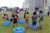 水鉄砲遊びをしている子ども達の写真２