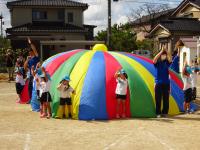 4歳児がパラバルーンを持って踊る様子