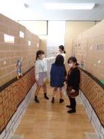 通路で隠れミッキーを子ども達が探している写真