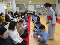 お家の方のほうまでお菓子を運ぶ様子