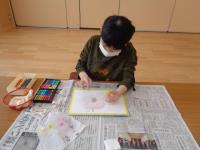 子ども達がパステル画を作成している写真２