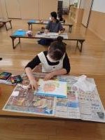 子ども達がパステル画を作成している写真３