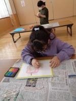 子ども達がパステル画を作成している写真５