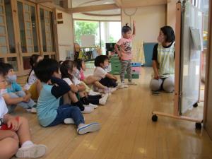 活動を振り返って話し合う子供たち