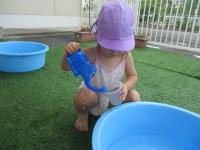 水を移し替える子供