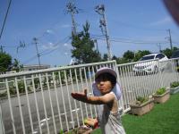 シャボン玉を触ろうとする子供
