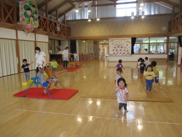 サーキット遊びをする子供達