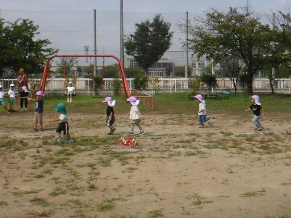 園庭を走る子供達