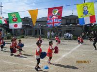 3歳児がポンポンを持ち遊戯をしている様子