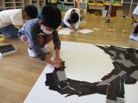 大道具を作る子供たち