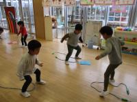 たこのはっちゃんの縄遊びをする子供