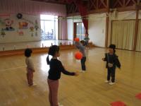 友達とバウンドキャッチをする子供