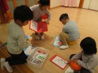 チャレンジカードにシールを張る子供