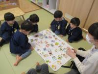 かるた取りをする子供