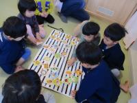 かるたを取る子供