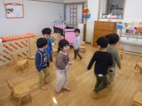 椅子の周りを歩く子供
