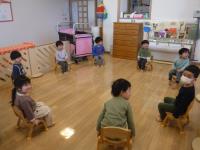 椅子に座る子供