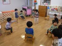 開いている椅子を教える子供