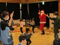 サンタさんと踊る子供たち