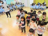 神社で手を合わせる子ども達