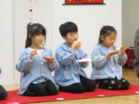 お茶菓子を食べる子ども