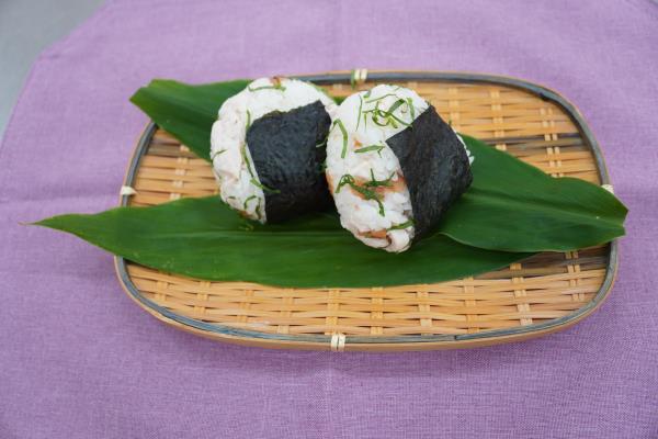 サラダチキンのおにぎり