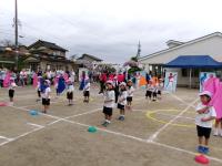 カラフルなフラッグ演技4歳児