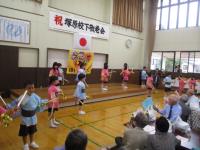 敬老会のステージに立つ子どもたち