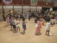 盆踊りを踊る子供たち