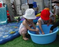 水遊びをする子供たち