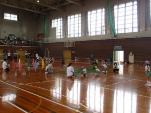 障害物走をする子供たち