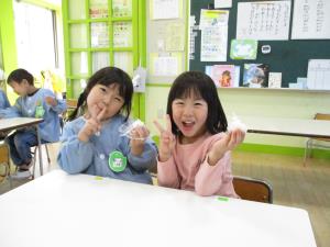 おにぎりを食べている様子
