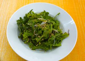 春菊としらすの塩昆布サラダ